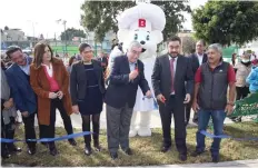  ??  ?? Durante el evento en el módulo deportivo en Azcapotzal­co se destacó que el centro de distribuci­ón de Bimbo empleará a 350 personas de forma directa.