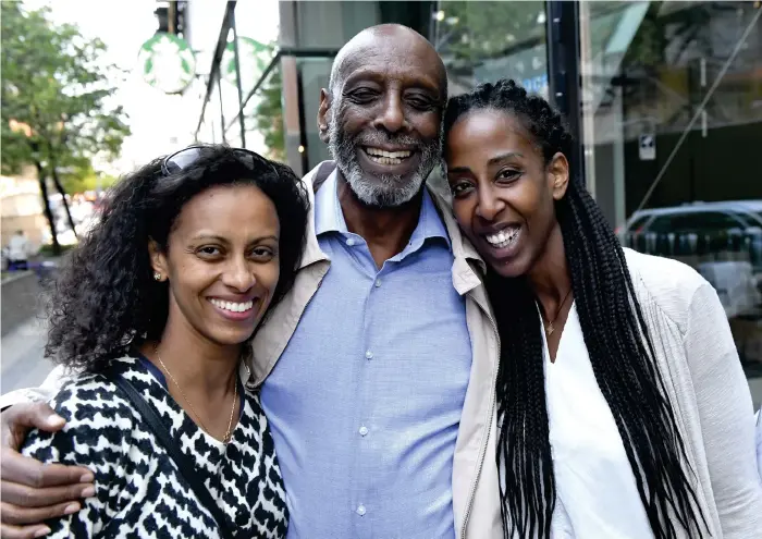  ?? Bild: JONAS EKSTRÖMER/TT ?? GLATT ÅTERSEENDE. Hjärtläkar­en Fikru Maru, som efter fem års fångenskap i Etiopien nu är tillbaka i Sverige. Här med döttrarna Fikerte Maru, till vänster och Emy Maru.