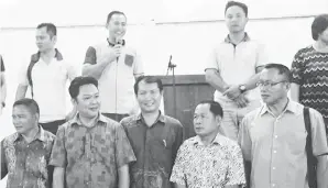  ??  ?? ARTHUR (dua kiri) bersama sebahagian pemimpin Gereja SIB Kawasan Muruk.