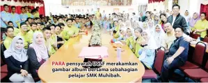  ??  ?? PARA pensyarah UCSF merakamkan gambar album bersama sebahagian pelajar SMK Muhibah.