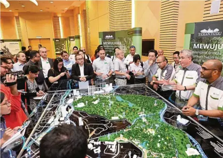  ??  ?? Khazanah Nasional Bhd managing director Tan Sri Azman Mokhtar (second from right) taking questions from the public during the first public engagement session on the Taman Tugu Project. — Khazanah