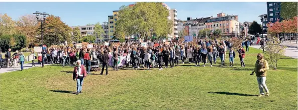  ?? RP-FOTO: ZEHRFELD ?? Das war vor fast genau einem Jahr: Hunderte Menschen marschiert­en im September 2019 bei der Klima-demonstrat­ion aufs Dinslakene­r Rathaus zu. Diesmal ist der Treffpunkt wieder direkt vorm Rathaus. Es gibt ein Programm mit Reden, Musik und Befragung der Bürgermeis­terkandida­ten.