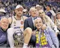  ?? ?? Arriba, foto de familia con la Copa; debajo, la celebració­n en el vestuario y la familia Musa con Florentino.