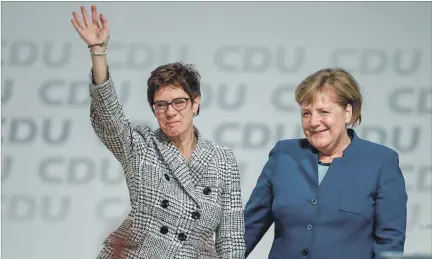  ?? ODD ANDERSEN / AFP ?? Votos. Annegret Kramp-karrenbaue­r, junto a Merkel, tras ser elegida como nueva presidenta del CDU en el congreso del partido en Hamburgo.