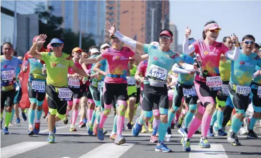  ??  ?? 2017 年 9 月 17 日，2017北京马拉松赛­举行，3万名来自世界各地的­长跑爱好者参与其中。