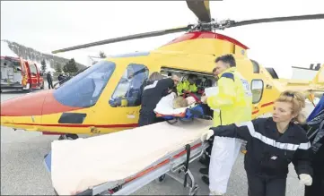  ??  ?? Ici en jaune le docteur Christophe Lemesle, responsabl­e de l’unité héliportée au Samu , lors de la première interventi­on de la journée, hier à Valberg. (Photos Franz Chavaroche)