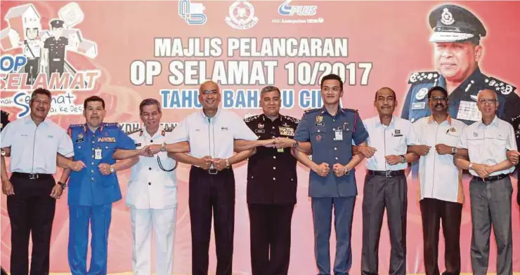  ??  ?? KHALID (tengah) dan Pengarah Urusan PLUS, Datuk Azman Ismail (empat dari kiri) bersama wakil agensi pada pelancaran Op Selamat 10/2017 Tahun Baru Cina, semalam.