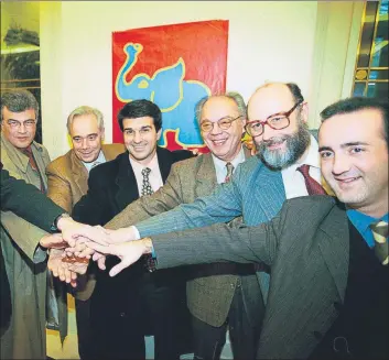  ??  ?? El Elefant Blau, con Vicens, Perrín, Laporta, Borràs, Fonollosa y Godall, no pudo acabar con Núñez en 1998. En 2008, Oriol Giralt impulsó el voto de censura contra Laporta, que salvó el cargo pero perdió ocho directivos