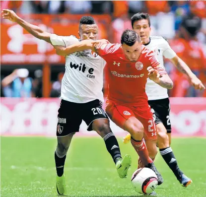  ??  ?? Enrique Triverio, del Toluca, disputa el balón con Clifford Aboagye