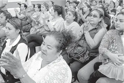  ??  ?? Realizan entrega de microcrédi­tos a 241 mujeres del programa “Mujeres Sostenible­s”. Ayuntamien­to Madero