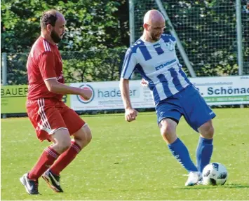  ?? Foto: Dirk Sing ?? Ihre Wege dürften sich auch morgen wieder mehrfach kreuzen: Sinnings Spielertra­iner Iwo Sommer (rechts) und Denis Kugler (links) vom TSV Ober /Unterhause­n.