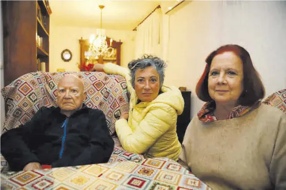  ?? A.J.GONZÁLEZ ?? Familia unida Los tres han luchado juntos contra el síndrome de Guillain Barré que dejó a Araceli sin movilidad. ▷