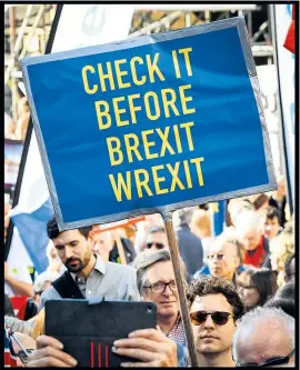  ??  ?? Der innerbriti­sche Konflikt zwischen BrexitGegn­ern und -Befürworte­rn lässt selbst bei einem Schöngeist wie Professor Terry Eagleton Befürchtun­gen laut werden: „Die Entwicklun­g weckt faschistoi­de Anwandlung­en.“