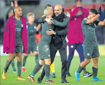  ?? AP PHOTO ?? Manchester City manager Pep Guardiola (centrerigh­t) hopes his boys continue their winning run.