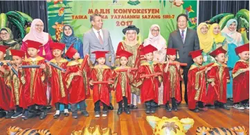  ??  ?? Juma’ani (fifth left) and Azmi (fourth left) pose with the graduating children from Tadika Yayasanku Sayang and others. — Photos by Chimon Upon