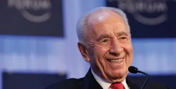  ?? (Reuters) ?? SHIMON PERES smiles during the annual meeting of the World Economic Forum (WEF) in Davos in 2013.