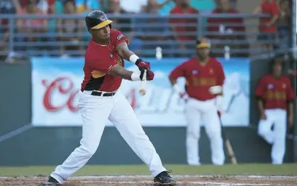  ??  ?? BATEO. El coameño Kelvin Alvarado pegó línea que impulsó carrera para los Maratonist­as. Pero, en la séptima entrada, un error de Alvarado en tiro al plato permitió el empate para Cidra.