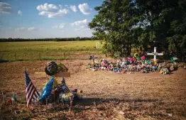  ?? Marie D. De Jesús / Staff photograph­er ?? A makeshift memorial for Army Spc. Vanessa Guillén is seen in Little River Academy, near where her remains were found.