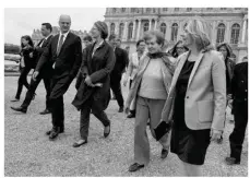  ??  ?? Jean-michel Blanquer et Françoise Nyssen, ont été accueillis par Catherine Pégard (à Dr), présidente de l’établissem­ent public du Domaine national de Versailles.