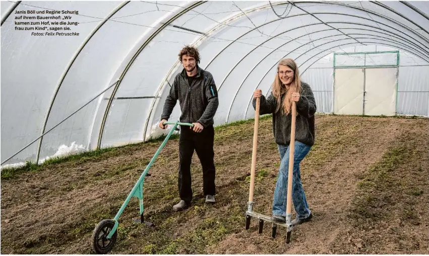  ?? Fotos: Felix Petruschke ?? Janis Böll und Regine Schurig auf ihrem Bauernhof: „Wir kamen zum Hof, wie die Jungfrau zum Kind“, sagen sie.