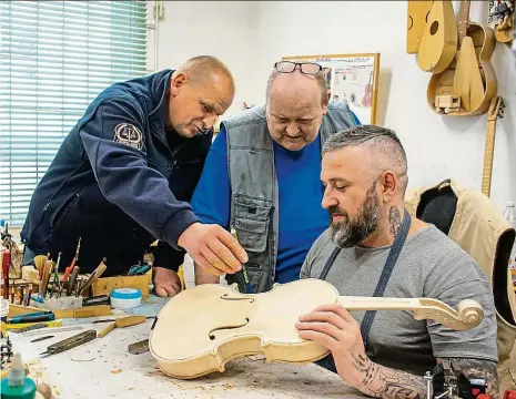  ?? Foto: Tomáš Lánský, MAFRA ?? Jemná práce Dozorce Pavel Staněk s pedagogem Zdeňkem Hetflejšem (zleva) dohlížejí na práci trestance Davida Giňi.