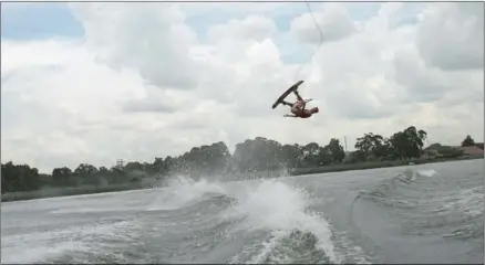  ?? PICTURE: MUJAHID SAFODIEN ?? WATER SPORTS: World wakeboard champ Morgan Krause, 19, rides the wake at the lake.