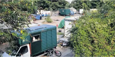  ?? Photos: Jonathan Myers ?? The caravans on land off Bath Road next to Majestic Wine. Below, bags of plastic waste and shopping trolleys full of glass bottles and cans can be seen at the site