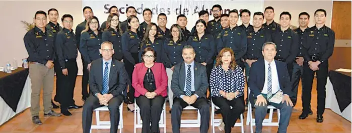  ??  ?? El rector Juan Manuel Ocegueda Hernández felicitó a los miembros de la comunidad universita­ria por su nueva responsabi­lidad.