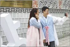  ?? ?? 지난 13일과 14일 양일간 주베트남 한국대사관 돌담길에서열린 ‘2024 한국 돌담길 문화축제’포토존에서시민들이한­복을입고사진을찍고 있다.