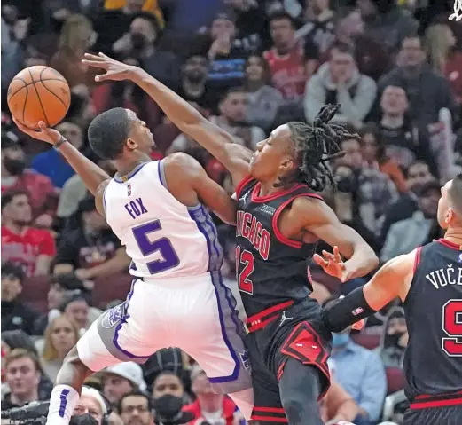  ?? CHARLES REX ARBOGAST/AP ?? Bulls rookie Ayo Dosunmu, who had 12 points, contests the shot of Kings guard De’Aaron Fox as he shoots in the second half Wednesday night.