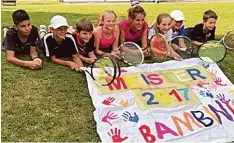  ?? Foto: Peter Heider ?? Die Bambini Mannschaft des TC Meitingen mit (von links) Habib Zouaghi, Elias Ha ger, Tristan Dohse, Kim Bartosch, Trainerin Mirka Zouaghi, Julia Heel, Samuel Kieser und Philipp Waliczek beendete ungeschlag­en die Saison 2017 und sicherte sich somit den...