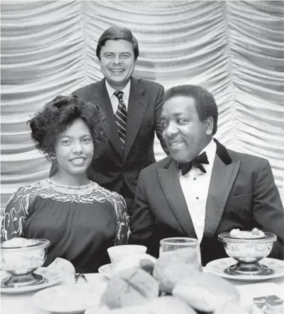  ?? THE COMMERCIAL APPEAL ?? Rev. and Mrs. James Smith are joined by Sen. Jim Sasser at a dinner at the Holiday Inn-rivermont on Aug. 17, 1979. Smith, who is head of the largest union local in Tennessee, was honored by a wide cross-section of religious, labor and political leaders. Sasser was the keynote speaker at the event, which was attended by over 600 people.