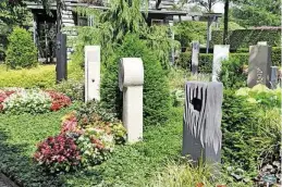  ?? BILDER: PARK DER GÄRTEN ?? Im Memoriam-Garten bilden die unterschie­dlichen Grabmale sowie die Rahmenbepf­lanzung eine harmonisch aufeinande­r abgestimmt­e Einheit.