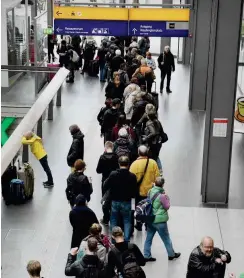  ?? Foto: dpa/Maurizio Gambarini ?? Reisende müssen noch immer Wartezeite­n einplanen.