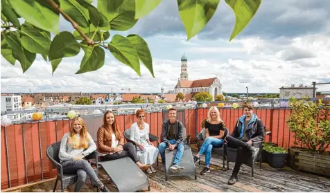  ?? Fotos: Klaus Rainer Krieger ?? Auf dem Dach trifft sich die ganze Familie. Hier wird gegartelt und gegrillt und auch die schöne Aussicht genossen: Selina, Nathalie, Angelika, Tobias, Jacqueline Greiner und Benedikt Epp (von links) verbringen viel Zeit in dem besonderen Garten.