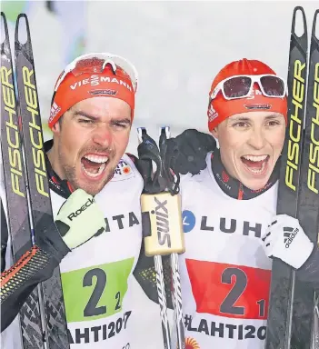  ?? FOTO: DPA ?? Unschlagba­res Duo: Johannes Rydzek, der Vierfach-Weltmeiste­r von Lahti (l.), und Eric Frenzel, Doppelwelt­meister an selber Stelle, gestern nach ihrem Triumph im Team-Sprint.