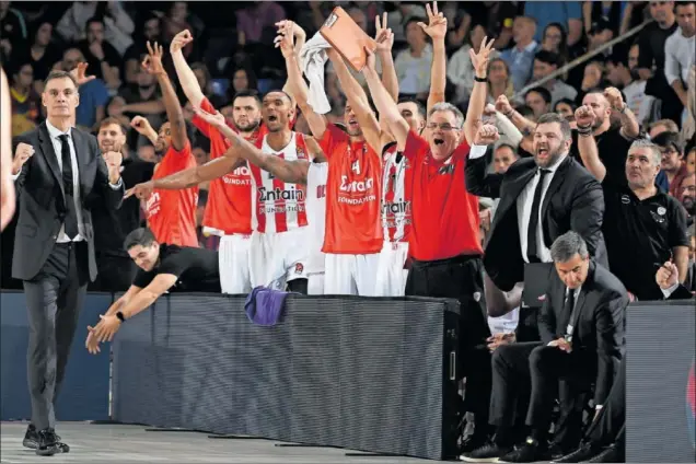  ?? ?? El banquillo del Olympiacos, con el entrenador Georgios Bartzokas a la izquierda, celebra la victoria ante el Barcelona en el Palau por 70-80 el pasado 7 de octubre.