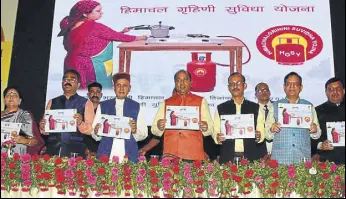  ?? DEEPAK SANSTA/HT ?? Chief minister Jai Ram Thakur (C) with former CM Prem Kumar Dhumal launching the Grahini Suvidha Yojana on BJP government’s fouryear anniversar­y at the centre, in Shimla on Saturday.