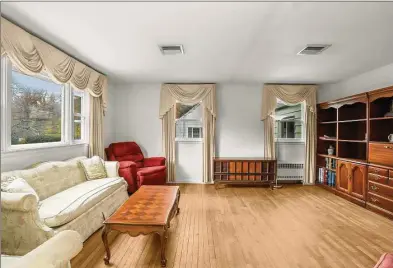  ?? Contribute­d by Realty Plans for Sotheby’s Internatio­nal Realty ?? Hardwood flooring and a picture window are found in the home’s living room, just inside the front door.