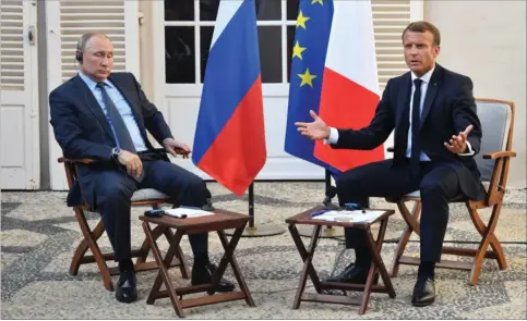  ??  ?? Vladimir Putin og Emmanuel Macron holdt et timelangt pressemøde efter deres første samtale på Bregancon-fortet i Sydfrankri­g. Foto: Gerard Julien/Reuters