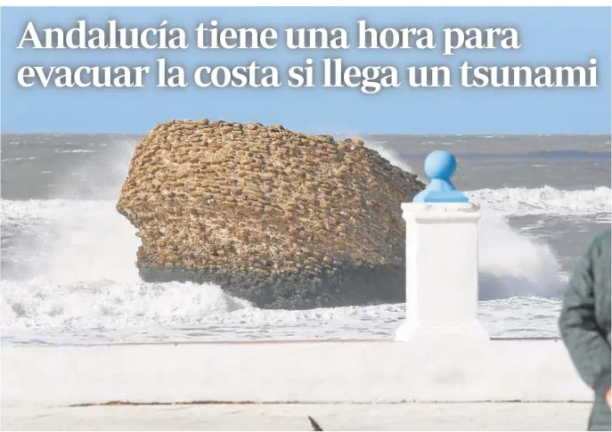  ?? // ALBERTO DÍAZ ?? Un hombre contempla el mar embravecid­o en Matalascañ­as