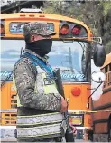  ?? FOTO: EL HERALDO ?? La víctima quedó sin vida en el asiento de la unidad de transporte.