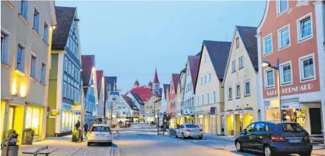  ?? FOTO: FG ?? Weitgehend leergefegt: Die Ellwanger Innenstadt am frühen Abend. Ab Dienstag gelten für das öffentlich­e Leben starke Beschränku­ngen, die das soziale Leben weiter reduzieren werden.