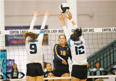  ?? PHOTOS BY LUKE E. MONTAVON/THE NEW MEXICAN ?? From left, Capital’s Rebecca Sorenson and Geraldine de los Santos defend against Santa Fe High’s Salome Romp during Tuesday’s match at Capital High.