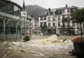  ?? FOTO AP ?? Spa heeft dezer dagen meer weg van een gigantisch modderbad. Alle straten in het centrum staan blank.