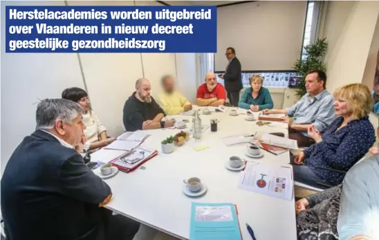  ??  ?? Vlaams minister van Welzijn Jo vandeurzen (vooraan links) bezocht gisteren de Herstelaca­demie in Hasselt.