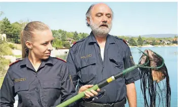  ?? FOTO: DPA/ZDF ?? Franzi (Nina Proll) und Michael (Karl Fischer) finden in dem ZDF-Landkrimi „Die Frau mit einem Schuh“einen Skalp – und das bleibt nicht das einzige Körperteil. „Dumbo, der fliegende Elefant“, Disney Channel, Sa., 20.15 Uhr.