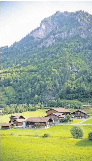  ?? FOTO: PETER SCHNEIDER/DPA ?? Neben dem kleinen Dorf Mitholz im Kandertal befindet sich ein gefährlich­es Munitionsl­ager.