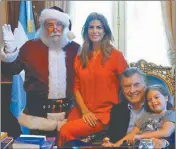  ??  ?? Definicion­es y brindis de Navidad de Macri en Casa Rosada, con Juliana y Antonia.