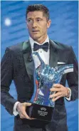  ?? FOTO: DPA ?? Robert Lewandowsk­i bei der Kür zu „Europas Fußballer des Jahres“.